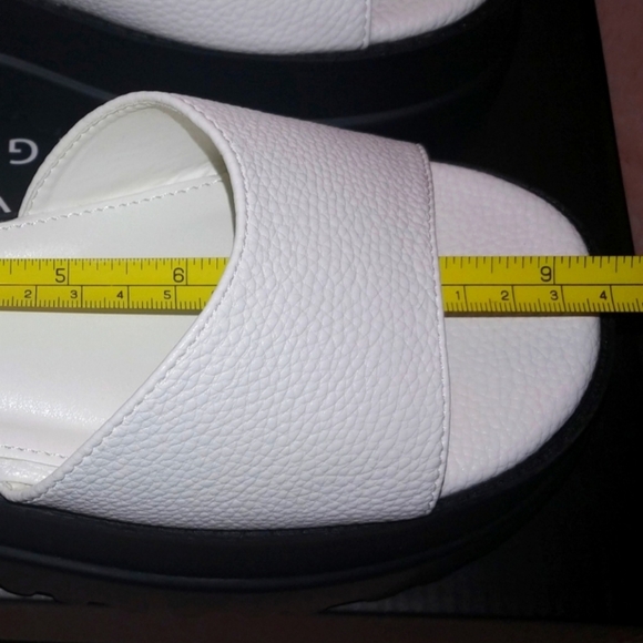 BNWT Fashion Nova Chunky Sandals. Size 7 but fit 7.5 - Picture 2 of 8